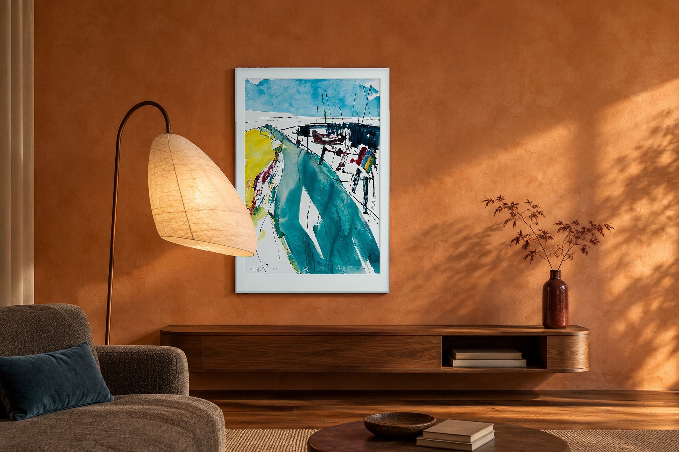 Impressie: # 4063 van Johan Meeske in een intieme Japandi-woonkamer met abrikooskleurige kalkwanden, walnoot en een sculpturale papierlamp.