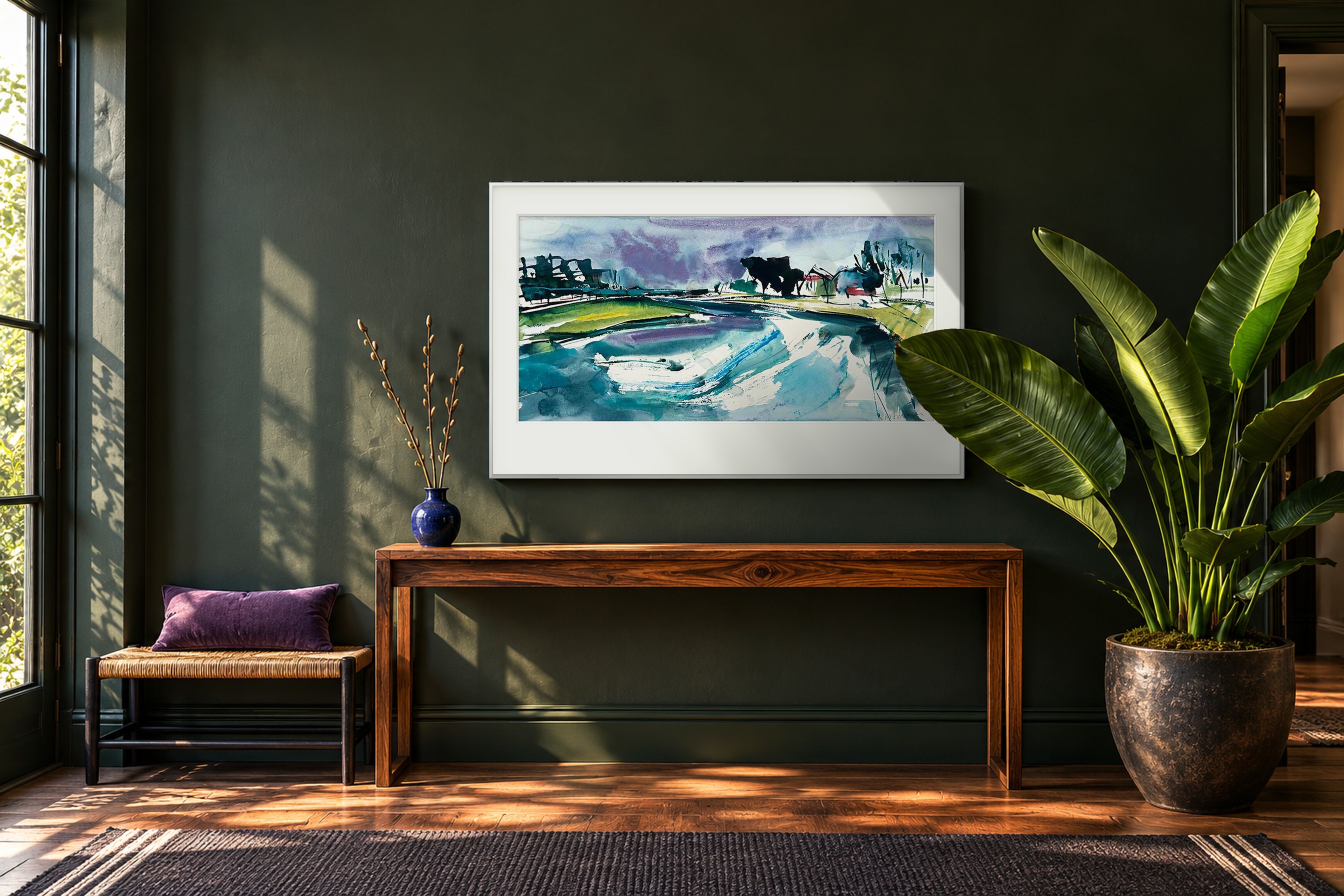 Impressie: # 7294 van Johan Meeske in een diepgroene entree met warm hout, ochtendzon en een luchtige olijfboom.